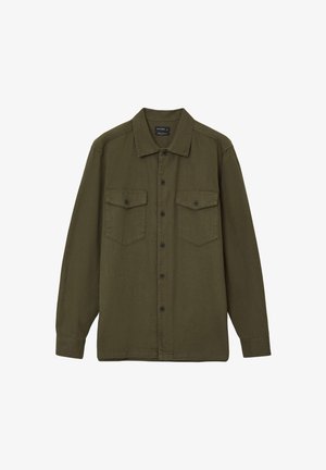 Camicia verde oliva a maniche lunghe con colletto e due tasche sul petto con pattina, vestibilità regolare, esposta su sfondo bianco.
