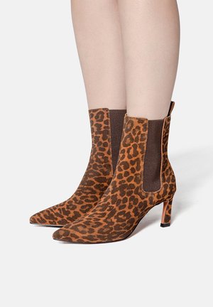 Leopard print ankle boots with a pointed toe, made of textured suede, featuring a slim heel and elastic side panels in brown.