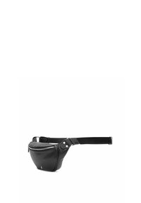 Czarna skórzana torba na biodro z przednią kieszenią na zamek i regulowanym paskiem z klamrą na białym tle.