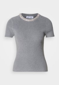 Γκρι κοντομάνικο ριμπ T-shirt με στρογγυλή λαιμόκοψη διακοσμημένη με ασημένια και διάφανα στρας, με εφαρμοστή γραμμή και λεία υφή.