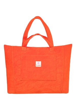 Sac cabas orange vif avec deux poignées, une poche avant et une petite étiquette blanche de marque au centre de la poche.