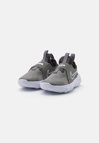 Nike Performance FLEX RUNNER 2 UNISEX - Scarpe da corsa su strada - flat pewter/white/medium ash/photo blue