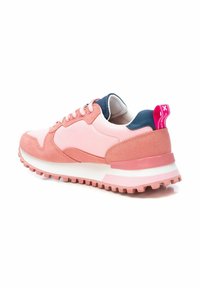 Zapatillas en tonos rosa y coral con una parte superior de ante y malla, entresuela blanca, cuello en contraste en color marino y suela de goma texturizada con acentos en rosa.
