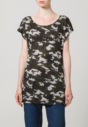 T-shirt à manches courtes avec un motif camouflage en vert foncé et gris, de coupe ample. Il dispose d'un décolleté rond et d'un logo en lettres noires.