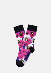 Medias coloridas con un patrón floral que presenta flores en tonos rosa, blanco y negro sobre un fondo morado oscuro, con un puño y una punta en negro.