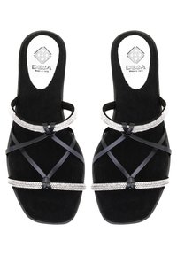 Zwarte suède slide sandalen hebben gekruiste banden met een strass accent. De voetbed is plat, met een gladde, gestructureerde afwerking.