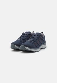 Scarpe da esterno blu navy con parte superiore in rete e sintetico, suola in gomma e dettagli riflettenti. Presentano un colletto imbottito e un design con lacci.