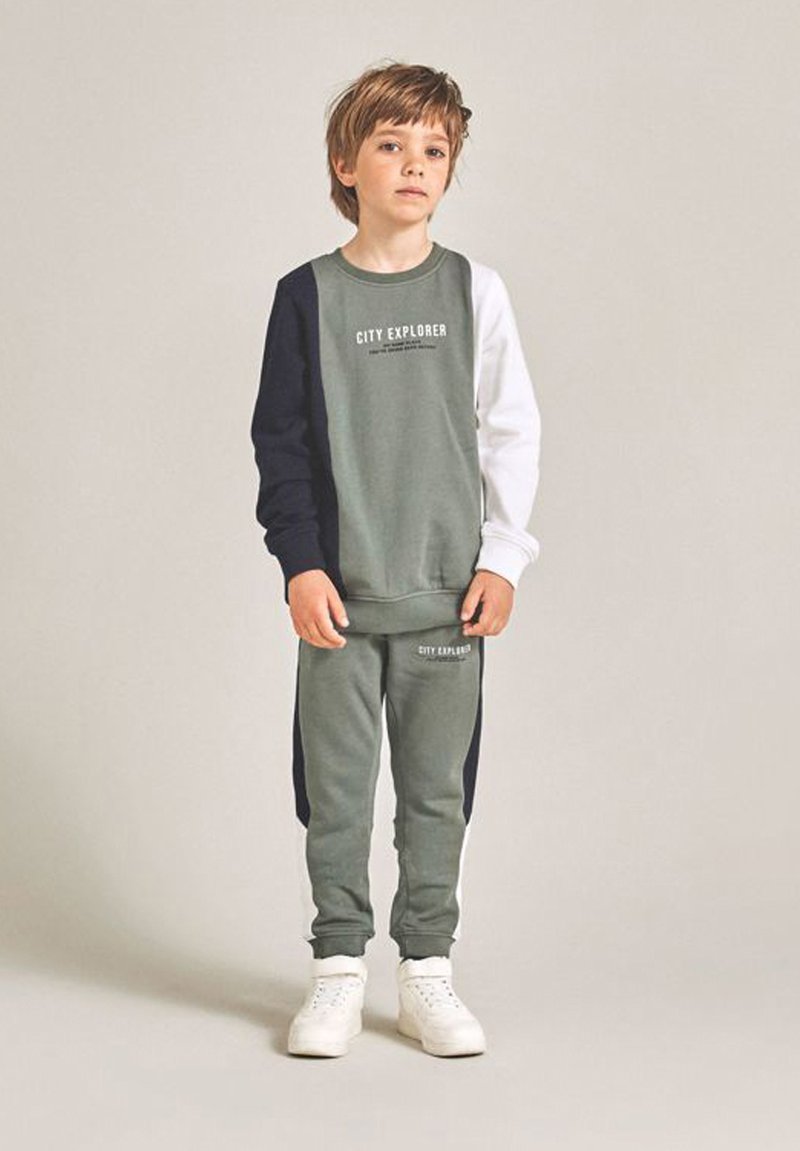 Name it NKMTRENI Tracksuit bottoms laurel wreath/green Zalando
