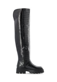 Bota de cuero negro con estampado de cocodrilo, por encima de la rodilla, con suela gruesa y cremallera lateral, que presenta un acabado brillante y un patrón texturizado.