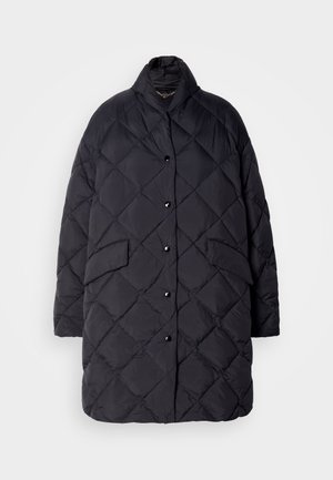 Cappotto imbottito nero quilted con colletto alto, chiusura frontale con bottoni e tasche laterali. Presenta un motivo a diamante e un tessuto testurizzato.