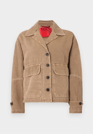 Veste marron boutonnée sur le devant avec deux poches à rabat frontales, manches longues avec poignets boutonnés, et un large col sur fond blanc.