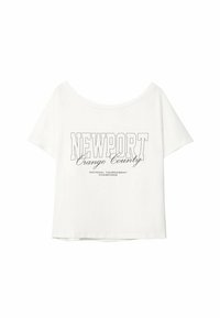 T-shirt blanc à manches courtes avec un large col, présentant un imprimé graphique portant les mots "NEWPORT Orange County" et du texte supplémentaire en dessous.