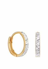Złote kolczyki w kształcie obręczy z teksturowanym srebrnym wstawieniem z wypukłymi diamentowymi wzorami. Gładkie wykończenie, zapięcie na zawias oraz okrągły kształt.