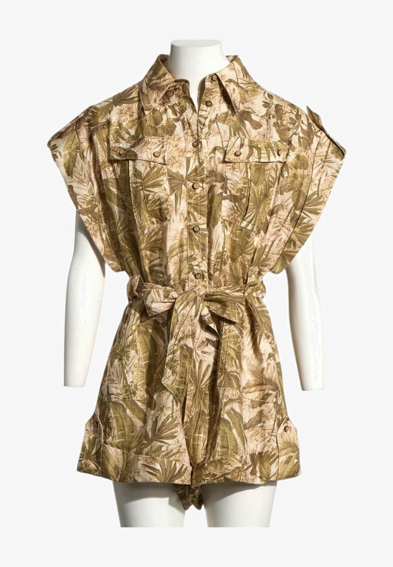Combinaison à manches courtes boutonnée avec motif feuillage et floral dans des tons beiges et marron, avec poches poitrine et ceinture nouée à la taille.