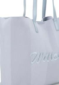 Borsa tote blu chiaro realizzata in tessuto testurizzato con manici in pelle liscia. Presenta la scritta ricamata "Witt" nello stesso colore del filo.