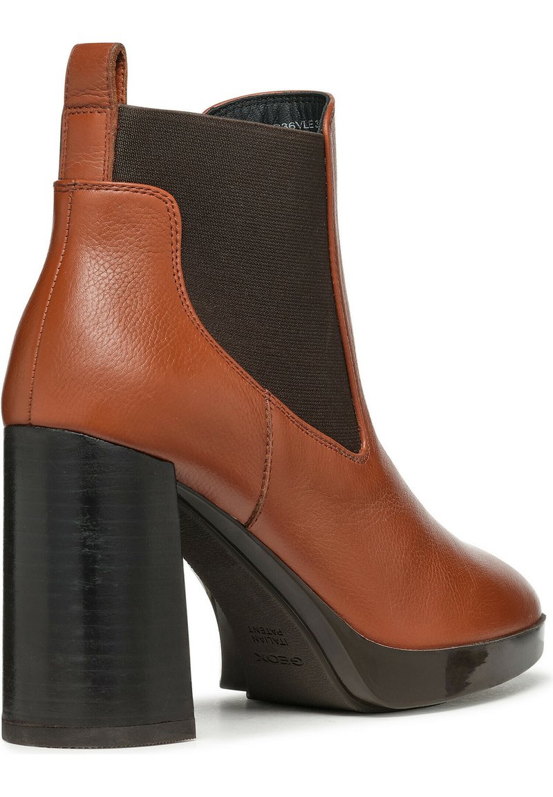 Bottine en cuir marron avec un panneau élastique texturé, talon bloc noir haut et design de bout arrondi élégant.