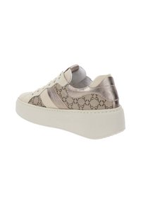 Sneaker platform dal design elegante in beige con accenti metallici. Presenta un lato testurizzato con un motivo sottile e una punta rotonda.