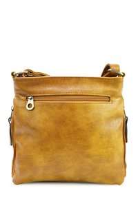 Braune Leder-Crossbody-Tasche mit glatter Textur, ausgestattet mit einer Reißverschlusstasche auf der Vorderseite und seitlichen Reißverschlüssen. Die Abmessungen sind kompakt und rechteckig.