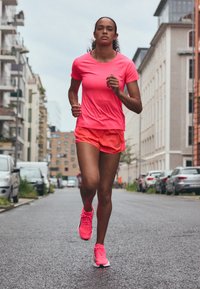 Puma RUN FAVORITE AOP VELOCITY 3" SHORT W - Pantaloni scurți sport - sunset glow/sun stream