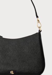 Černá kabelka přes rameno z texturované kůže se zlatým zipem a odnímatelným popruhem, s malým zlatým logem RLL uprostřed dole.