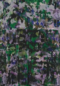 Kortsleeved klänning med ett flerfärgat abstrakt blommönster i grönt, lila och svart; texturerad, lättviktsmaterial; plisserad design.