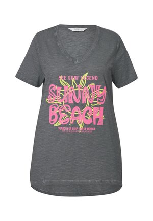 Grijze V-hals t-shirt met een grafische print in roze en groen met de tekst "SUNNY BEACH" en aanvullende tekst erboven en eronder. Zachte textuur.