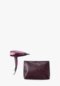 Roze föhn met een taps toelopende mond naast een donker bordeaux, gestructureerde, krokodillenpatroon clutch. Beide items staan op een witte achtergrond.