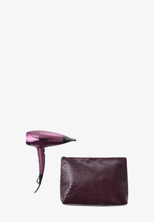 Roze föhn met een taps toelopende mond naast een donker bordeaux, gestructureerde, krokodillenpatroon clutch. Beide items staan op een witte achtergrond.