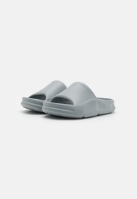 Jack & Jones JFWSTATUS MOULDED SLIDER - Pool slides - ultimate grey