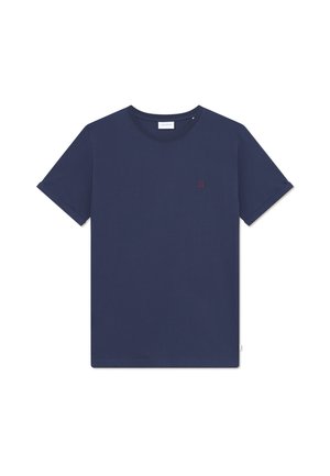 T-shirt en coton bleu marine avec un col rond et des manches courtes, présentant un petit logo rouge sur la poitrine. Texture lisse et design décontracté.