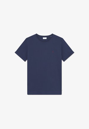 T-shirt de algodão azul-marinho com gola redonda e mangas curtas, apresentando um pequeno detalhe de logotipo vermelho no peito. Textura suave e design casual.