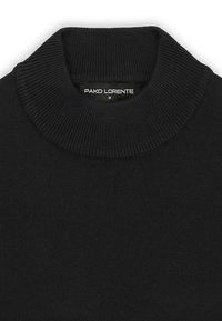 Czarny sweter dzianinowy z prążkowanym wysokim kołnierzem. Metka mówi "PAKO LORENTE", rozmiar "M". Gładka tekstura, minimalistyczny design.