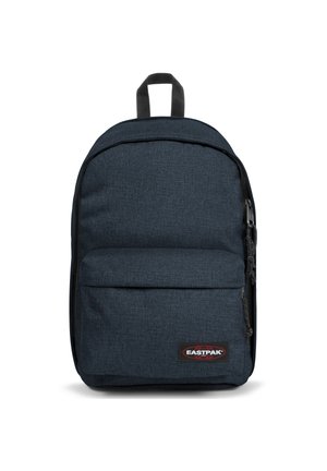 Mochila azul oscura hecha de tejido texturizado. Cuenta con un compartimento principal, un bolsillo frontal, una asa en la parte superior y cremalleras negras.
