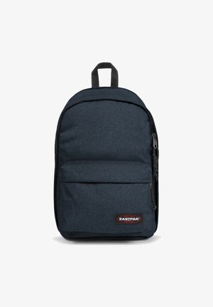 Mochila azul oscura hecha de tejido texturizado. Cuenta con un compartimento principal, un bolsillo frontal, una asa en la parte superior y cremalleras negras.