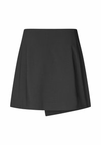 Jupe noire au design évasé, dotée d'un devant en drapé et d'une texture lisse, fabriquée en tissu léger. Esthétique épurée et minimaliste.