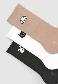 Trzy pary skarpetek w jasnobrązowym, białym i czarnym kolorze. Każda z nich posiada wyszywane zwierzęce minki: psa, kota i królika.