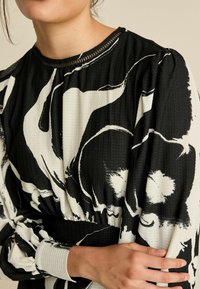 Next REGULAR FIT - Kasdienė suknelė - black white mono floral