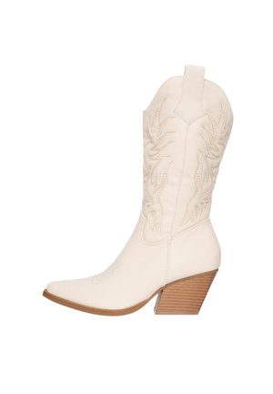 Weißer Cowboystiefel aus Leder mit spitzer Zehe, hohem Schaft, besticktem Blättermotiv und einem gestapelten Holzabsatz. Glatte Textur mit dezentem Glanz.