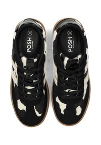 Sneaker in bianco e nero con motivo, dotati di una tomaia testurizzata, lacci neri e dettagli metallici dorati, posti su una suola in gomma marrone.