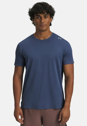 Tumed spordipolotrikoo, mis on valmistatud niiskust imavast kangast. Lühikesed varrukad, ümar kaelus ja perforatsiooni detailid hingavuse tagamiseks. Under Armour logo õlal.