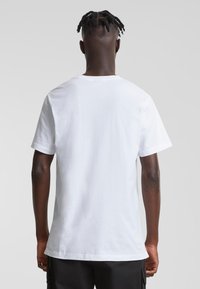 Mister Tee PEACE SIGN - Triko s potiskem - white