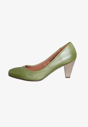 Pompe en simili cuir vert avec un bout rond, texture lisse et un talon à motif bois clair, d'environ 3 pouces de hauteur.