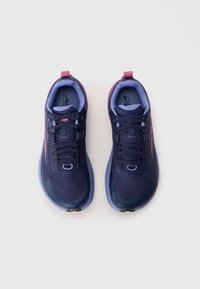 Baskets de course violettes et marine avec une tige en maille, fermeture à lacets et accents roses. Comprend un col rembourré et une semelle texturée pour une traction optimale.