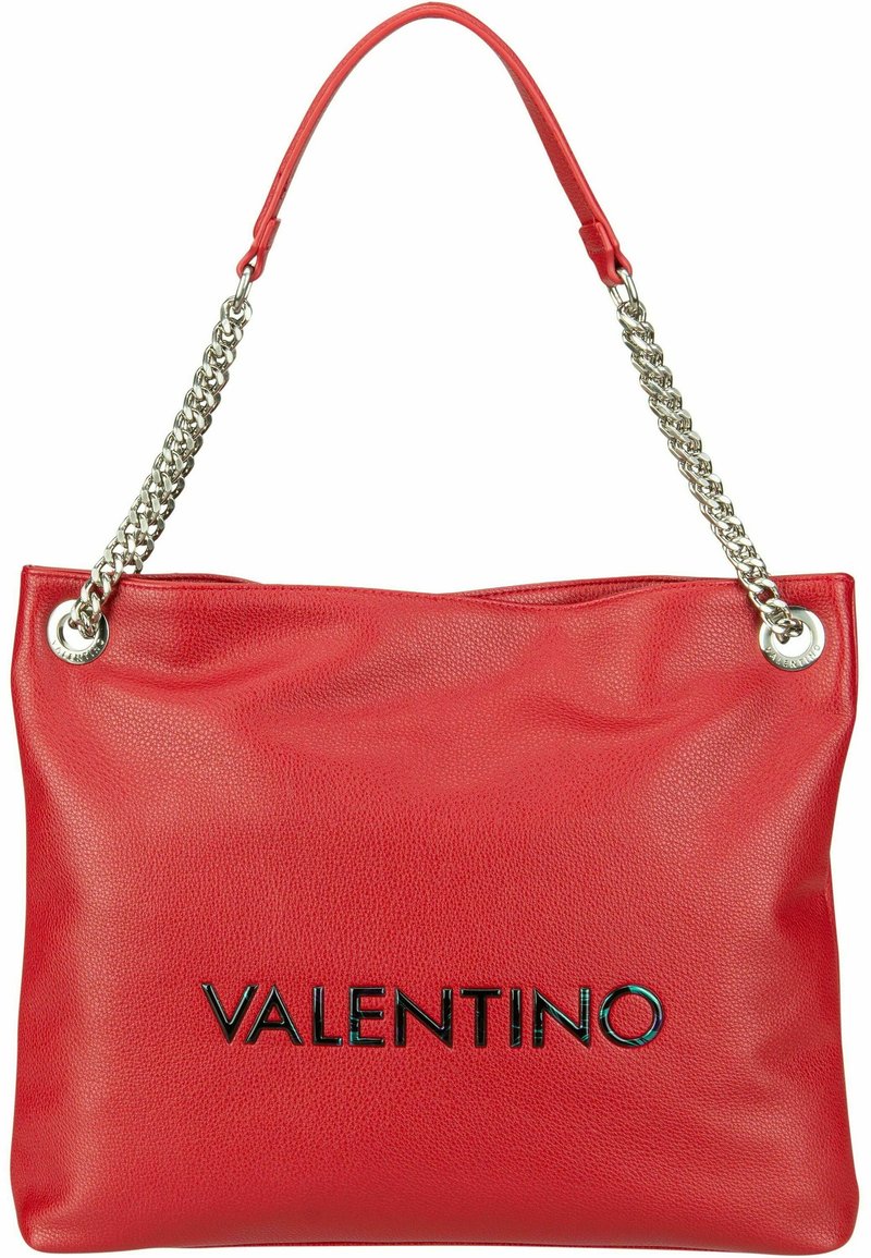 Sac en cuir rouge à bandoulière avec une surface texturée, des poignées en chaîne argentées et un logo à l'avant en noir contrastant.