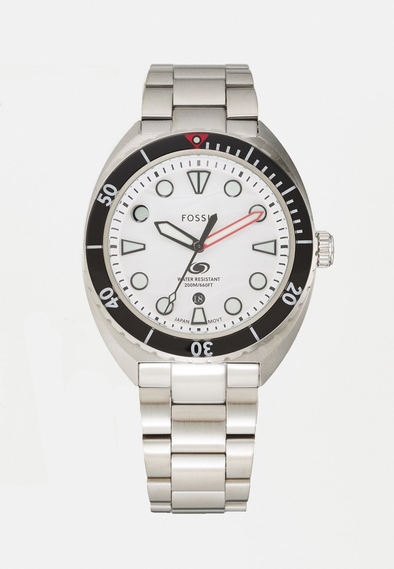 Montre en acier inoxydable avec un cadran blanc, une lunette noire et une étanchéité jusqu'à 200 m. Présente des index horaires audacieux et une aiguille des secondes rouge.