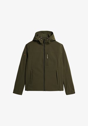 Olijfgroene softshell jack met capuchon, een ritssluiting aan de voorkant en twee zijzakken. Inclusief een borstzak en een trekkoordaccent op de capuchon.