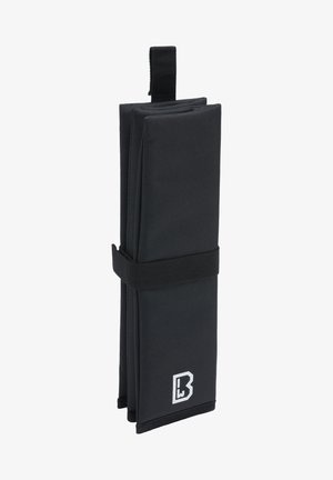 Schwarzes faltbares Portemonnaie mit strukturiertem Stoffoberfläche, gesichert durch ein elastisches Band, mit einem weißen Logo auf der Vorderseite.