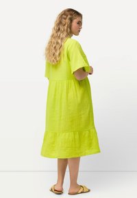 Ulla Popken TEXTURED SHORT SLEEVE SPLIT NECK  - Jurk - neon green