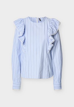 Lyseblå langermet bluse med vertikale hvite og marineblå striper, rysjedetaljer på skuldrene og blonder på rysjer og mansjetter.