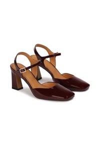 Bordo patent usnjeni slingback petni čevlji s kvadratnim prstom, debelim petam in ozkim gležnjarjem, ki ima majhno kvadratno sponko.